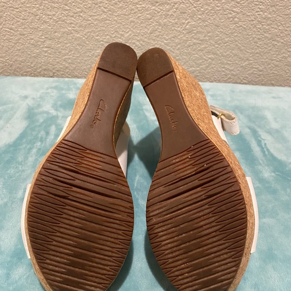Size 7 Clark’s wedge sandal - Picture 4 of 4